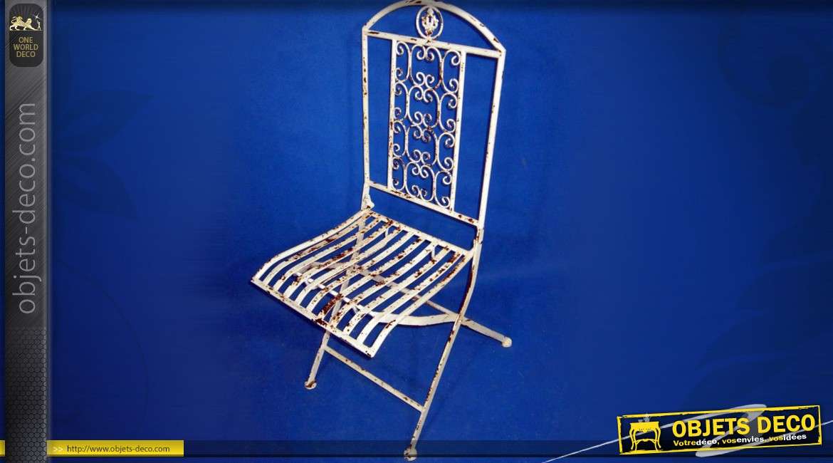 Chaise de jardin en fer forgé coloris crème aspect vieilli