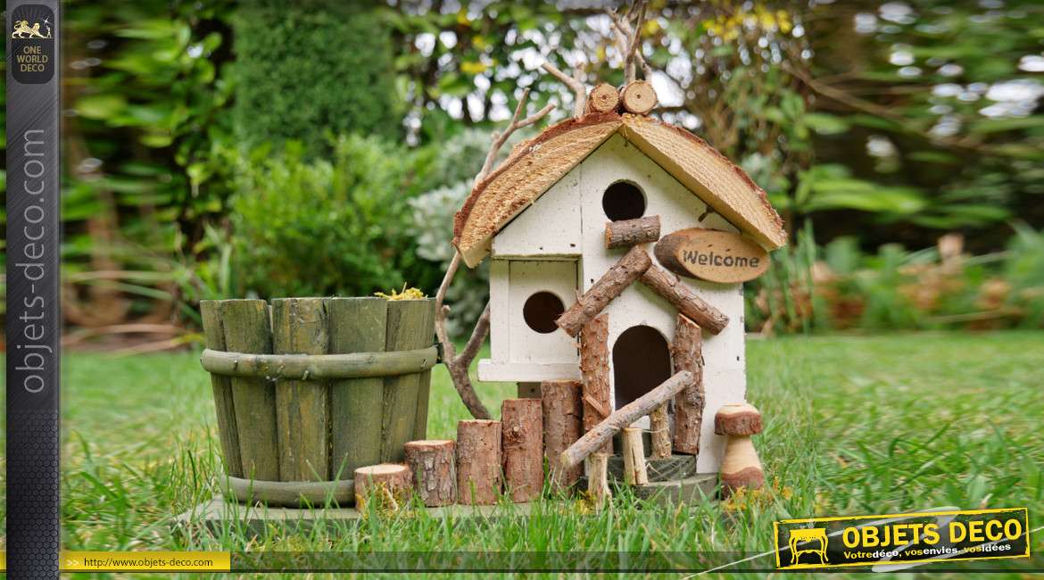 Petite Maison D'oiseau Dans Le Jardin Photo stock - Image du cloué,  nichoir: 108219328